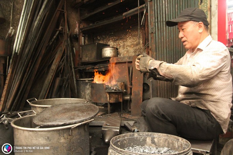 Người còn sót lại ở con phố cổ một thời đỏ lửa: Bám nghề nhờ một câu nói của bố dù vợ phản đối quyết liệt - 5
