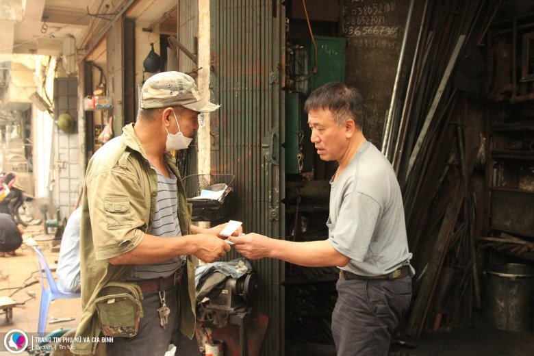 Người còn sót lại ở con phố cổ một thời đỏ lửa: Bám nghề nhờ một câu nói của bố dù vợ phản đối quyết liệt - 7