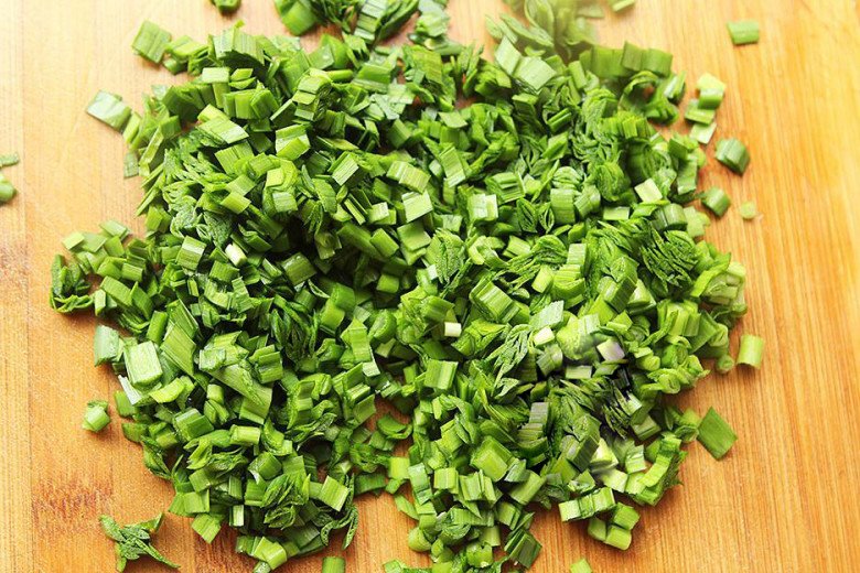 Mua được nắm &#34;cỏ làm sạch ruột&#34; đem nấu kiểu này được món ăn sáng cực ngon, tốt cho tiêu hoá và cực bổ thận - 2
