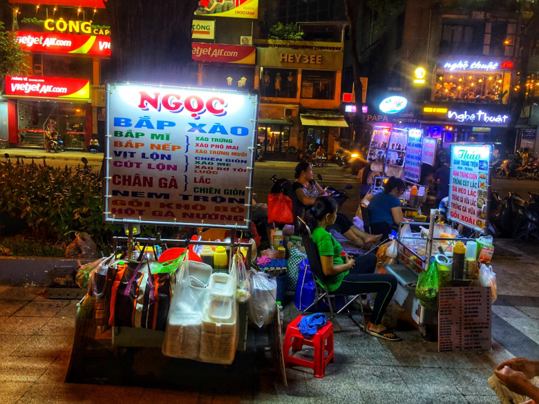 8 địa điểm ăn vặt nổi tiếng Sài Gòn, mang chỉ 100.000 đồng ăn được đủ món no căng bụng - 2