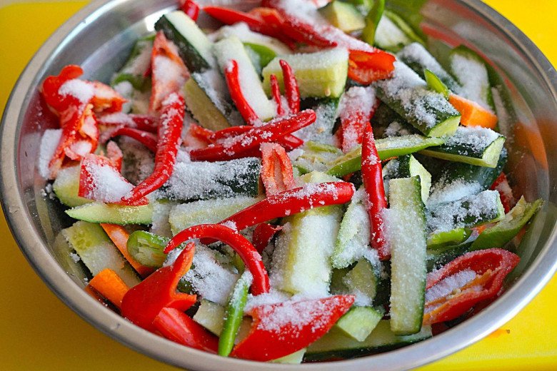 Trời nắng nóng, đem dưa chuột muối thế này được món ăn kèm cơm cực ngon - 5