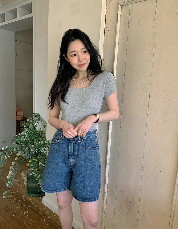 4 kiểu áo &#34;hợp cạ&#34; với quần short jeans, chị em nên mua gấp - 1