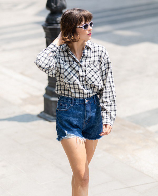4 kiểu áo &#34;hợp cạ&#34; với quần short jeans, chị em nên mua gấp - 11