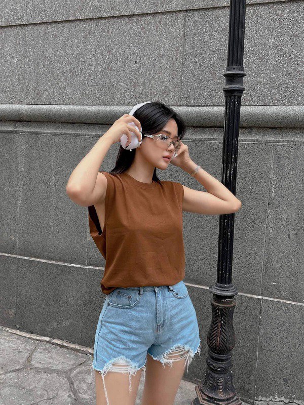 4 kiểu áo &#34;hợp cạ&#34; với quần short jeans, chị em nên mua gấp - 13