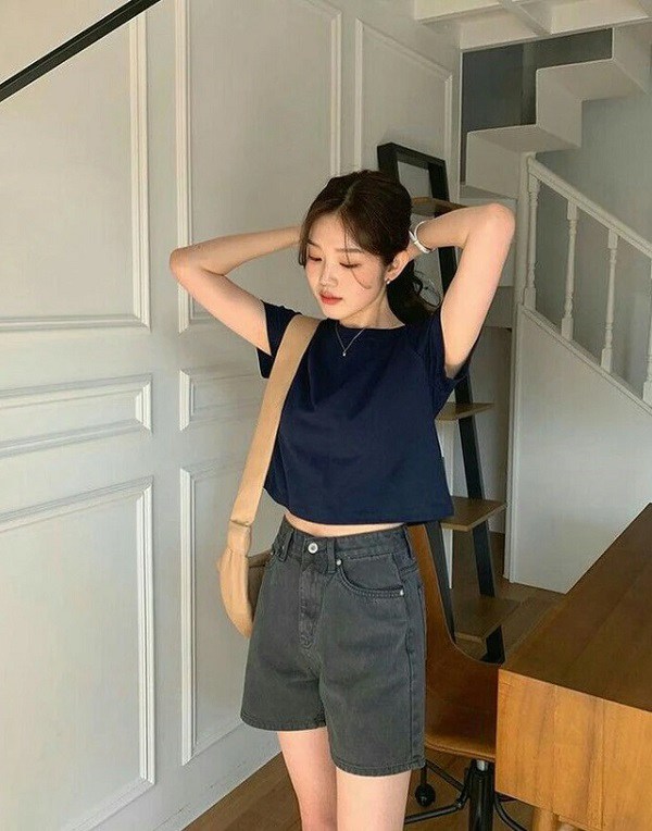 4 kiểu áo &#34;hợp cạ&#34; với quần short jeans, chị em nên mua gấp - 3