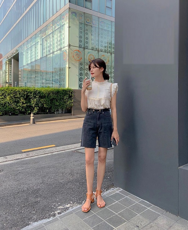 4 kiểu áo &#34;hợp cạ&#34; với quần short jeans, chị em nên mua gấp - 6