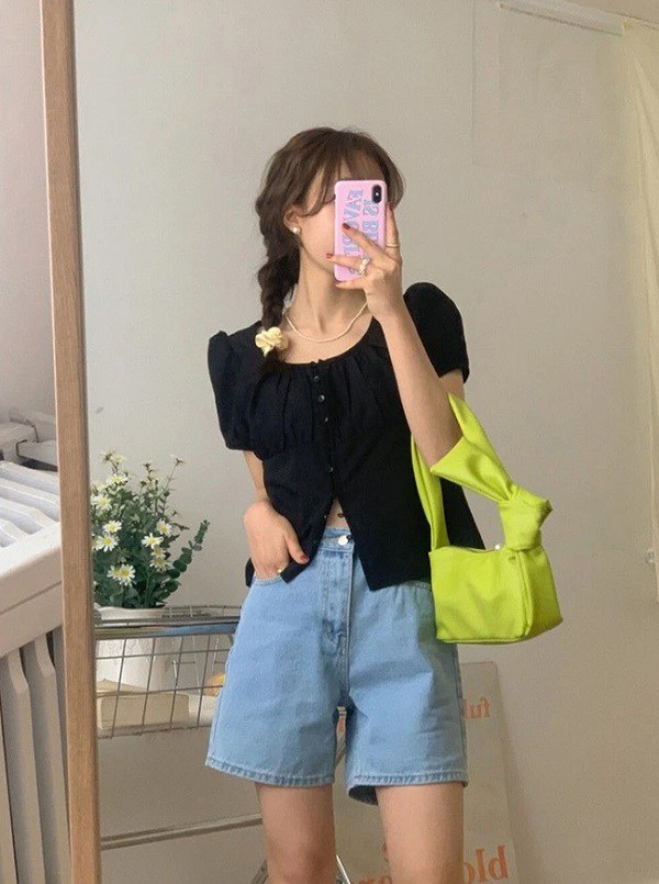 4 kiểu áo &#34;hợp cạ&#34; với quần short jeans, chị em nên mua gấp - 7