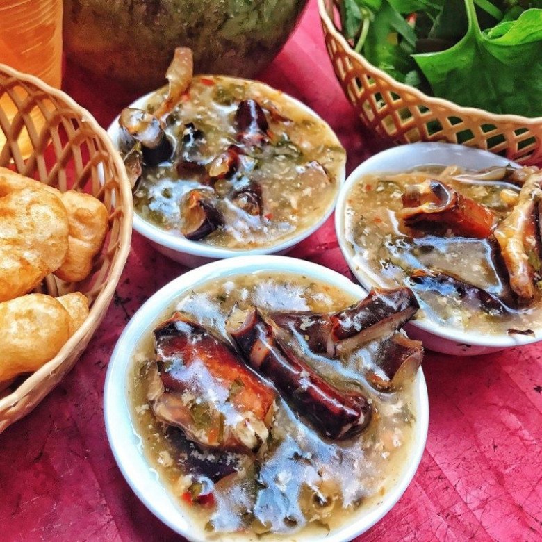 Món ăn vặt xa xỉ nhất Quảng Ninh, 50.000 đồng được 1 bát bé xíu nhưng vẫn đông khách nườm nượp - 2