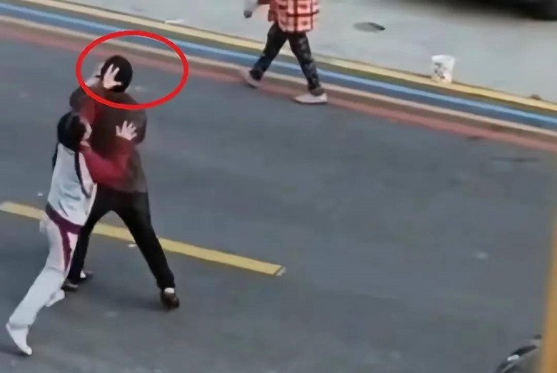 Mẹ chồng nàng dâu đánh nhau trên đường, hành động của bé gái khiến nhiều người đau nhói - 1