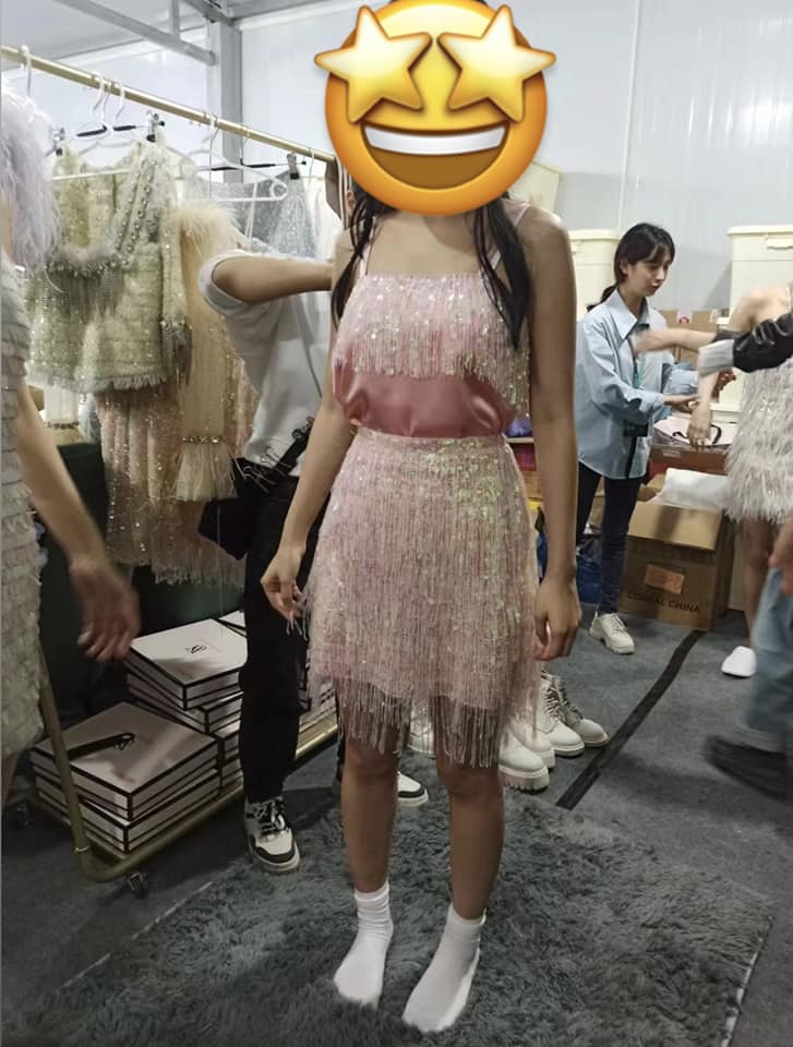 Xuất hiện &#34;nữ hoàng mặc váy chế&#34; của Vbiz, lên hẳn báo Trung Quốc vì đẹp sang - 10