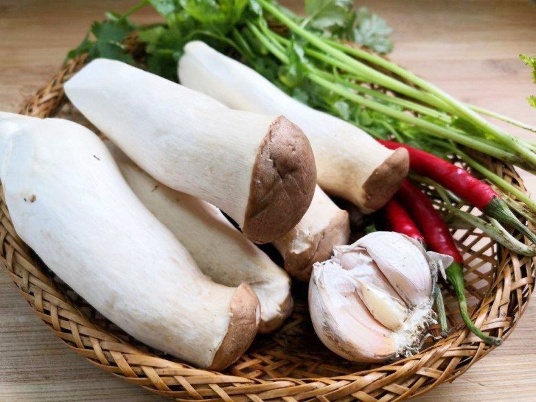 Được mệnh danh là nữ hoàng của các loại nấm lại có giá trung bình, đem nó trộn gỏi cực giòn ngon thanh mát ai cũng bất ngờ - 1