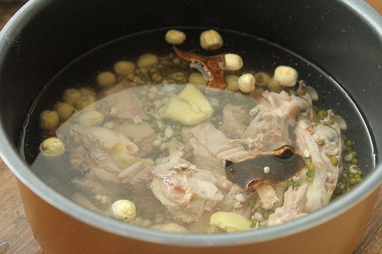 Con này chỉ hay luộc hoặc nướng, giờ đem nấu canh với hạt mùa hè được món ngon bổ mát ít ai ngờ tới - 5