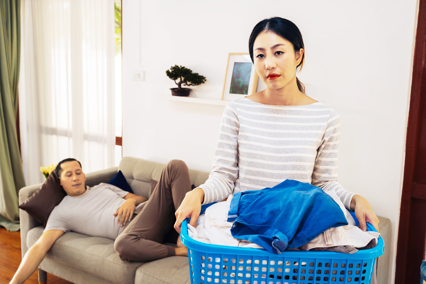Nhà có giúp việc, chồng vô tâm hơn - 1