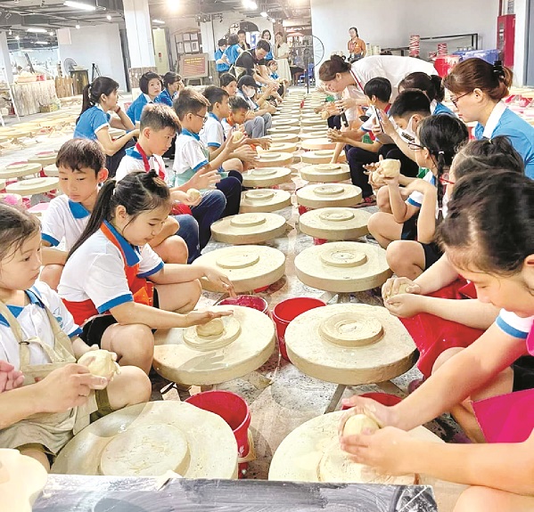Thi đua làm nhiều việc tốt vì phụ nữ, trẻ em và cộng đồng - 2