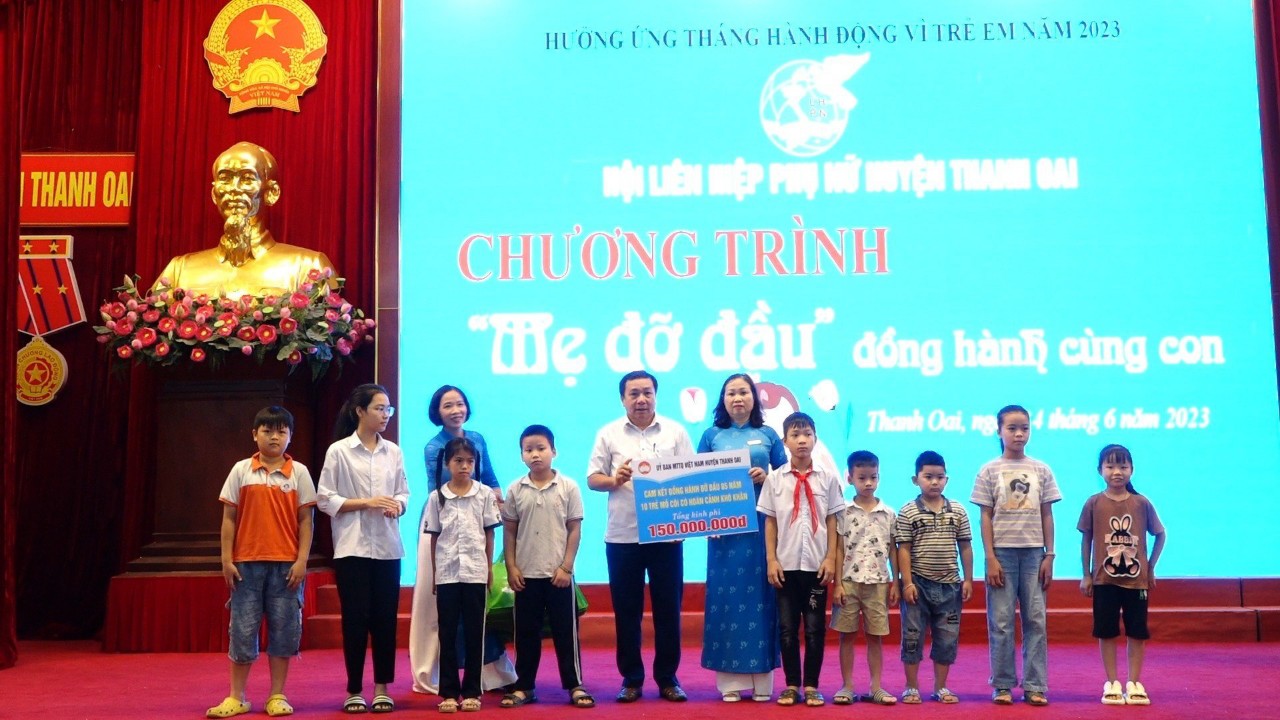 Hội LHPN huyện Thanh Oai tặng quà cho trẻ em có hoàn cảnh khó khăn - 1