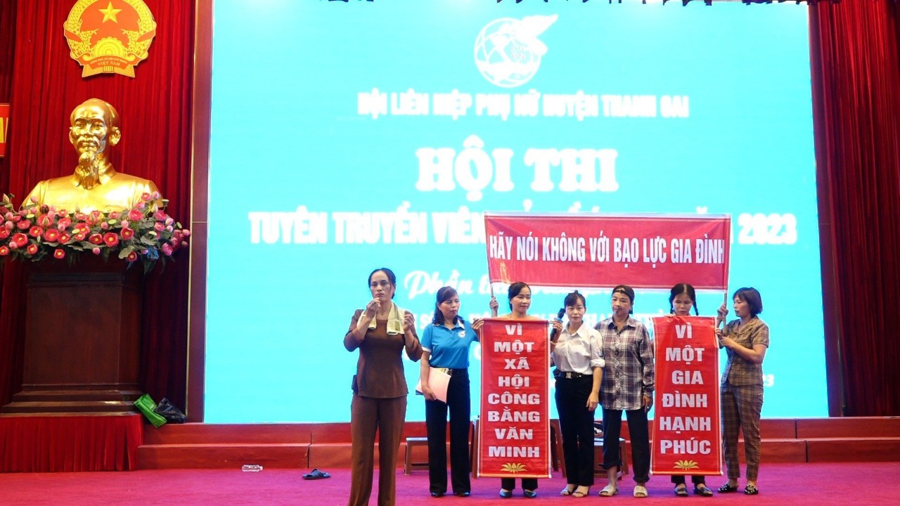 Hội LHPN huyện Thanh Oai tặng quà cho trẻ em có hoàn cảnh khó khăn - 3