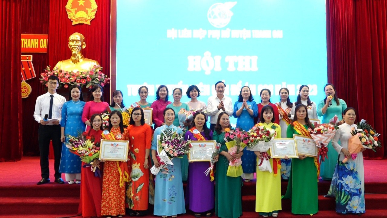 Hội LHPN huyện Thanh Oai tặng quà cho trẻ em có hoàn cảnh khó khăn - 4