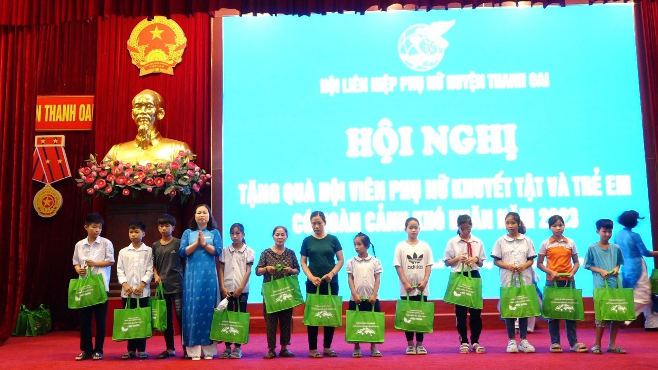 Hội LHPN huyện Thanh Oai tặng quà cho trẻ em có hoàn cảnh khó khăn - 2