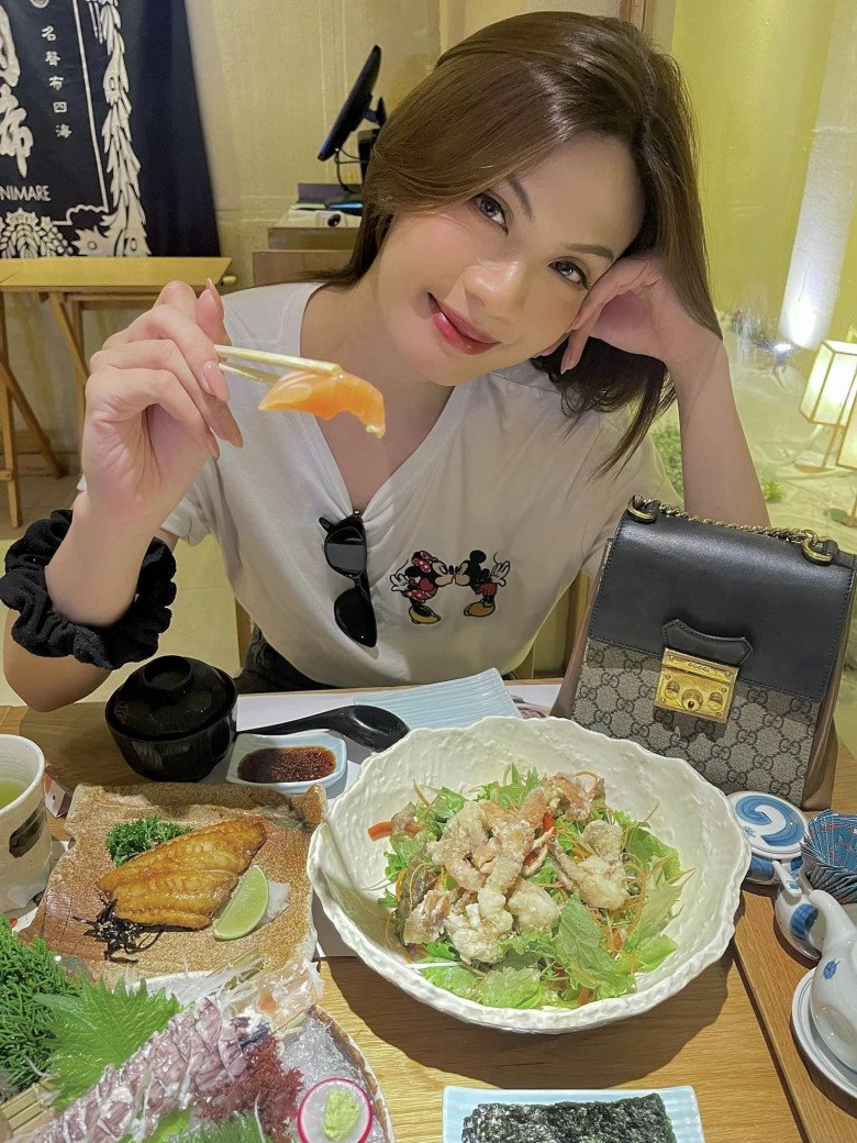 Luna Đào khoe vòng một &#34;gây sốt&#34;, nhưng điểm phú quý hiếm có mới là tâm điểm mọi ánh nhìn - 7