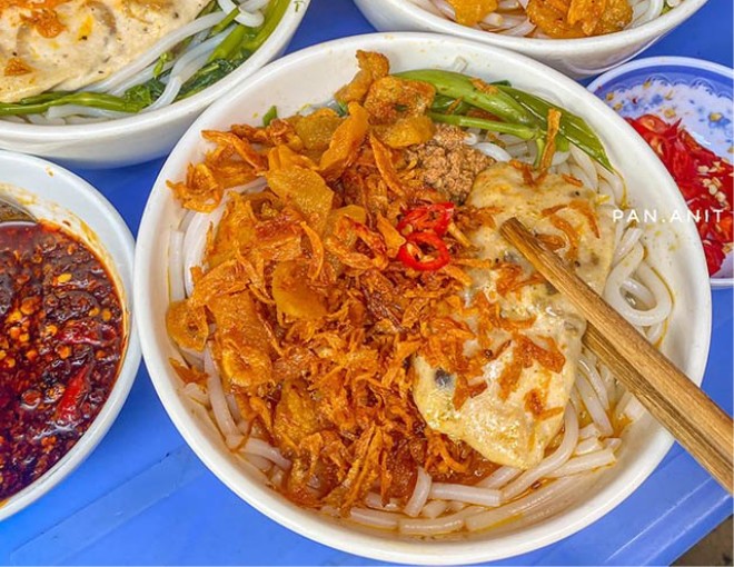 Phố ẩm thực Hòe Nhai toàn món ngon "10 điểm", đặc biệt với sứa đỏ thu hút giới trẻ thưởng thức - 2