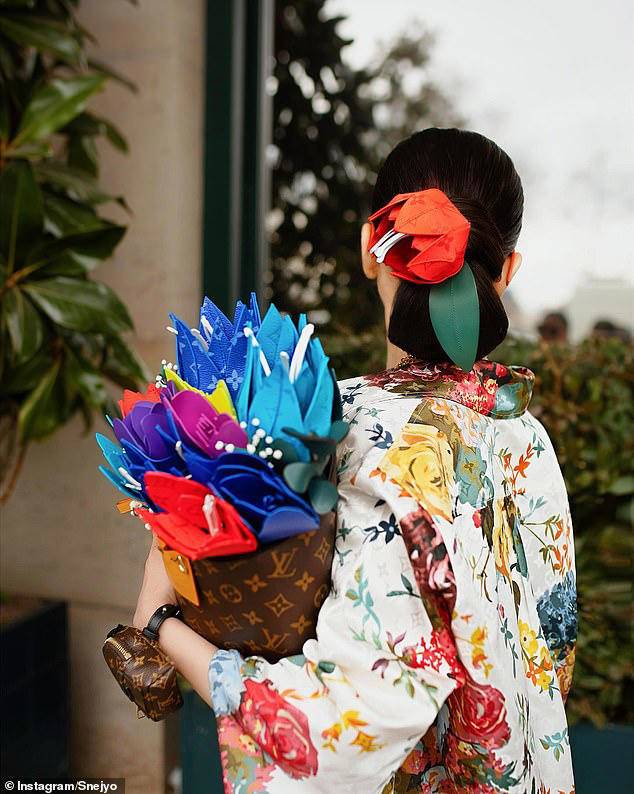 Cặp chị em "nổi như cồn" biến túi 100 triệu thành kẹp tóc, gu thời trang xa hoa chưa từng có trên thế giới - 8