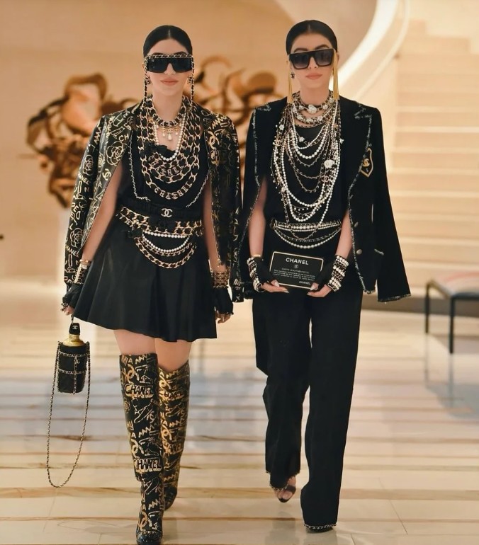 Cặp chị em "nổi như cồn" biến túi 100 triệu thành kẹp tóc, gu thời trang xa hoa chưa từng có trên thế giới - 13