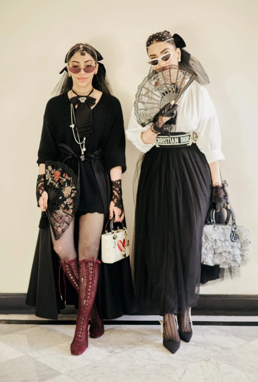 Cặp chị em "nổi như cồn" biến túi 100 triệu thành kẹp tóc, gu thời trang xa hoa chưa từng có trên thế giới - 2