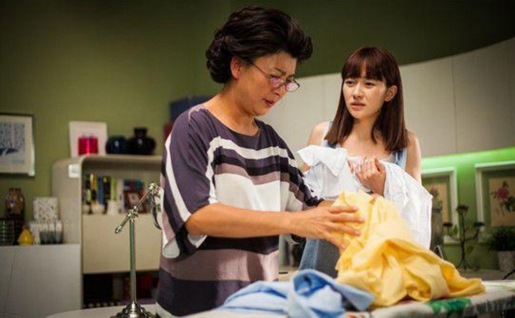 Mẹ chồng mặc kệ con dâu mới sinh ở nhà để đi du lịch, bất ngờ hơn là câu nói của chồng - 1