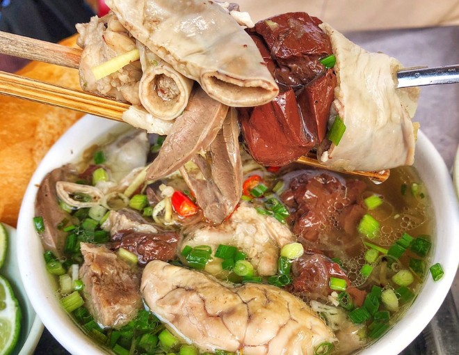 Phố ẩm thực Phạm Văn Hai ăn vào là nhớ mãi, nổi tiếng bánh khọt lòng đào chỉ 20.000 đồng - 6