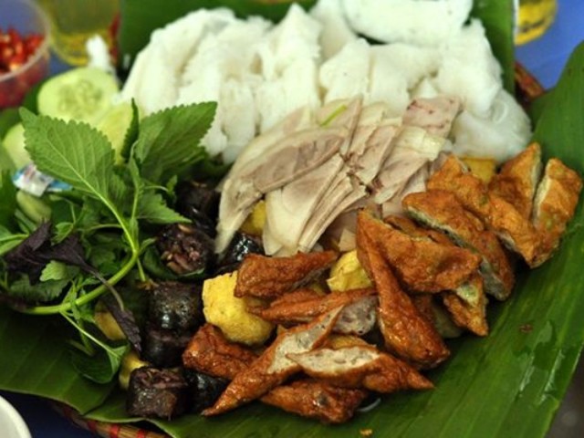 "Lạc trôi" vào thiên đường ăn uống Ao Sen, thực khách mê mẩn món bún riêu cá thơm ngon chỉ 30.000 đồng - 5