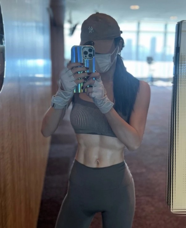 "Thiên thần Hồng Kông" tung ảnh khoe cơ bụng, lộ thân hình "phản khoa học" nhờ công thức giảm cân không giảm ngực - 6