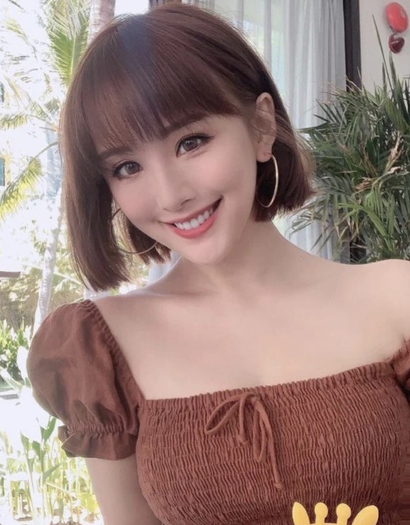 "Thiên thần Hồng Kông" tung ảnh khoe cơ bụng, lộ thân hình "phản khoa học" nhờ công thức giảm cân không giảm ngực - 1