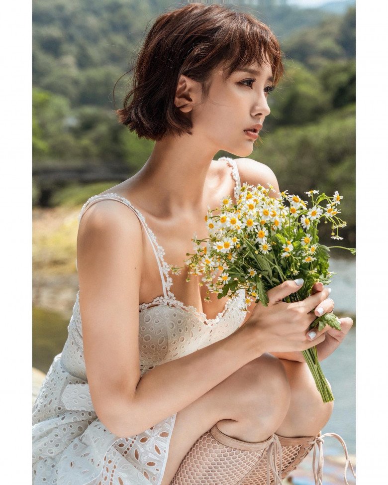 "Thiên thần Hồng Kông" tung ảnh khoe cơ bụng, lộ thân hình "phản khoa học" nhờ công thức giảm cân không giảm ngực - 11