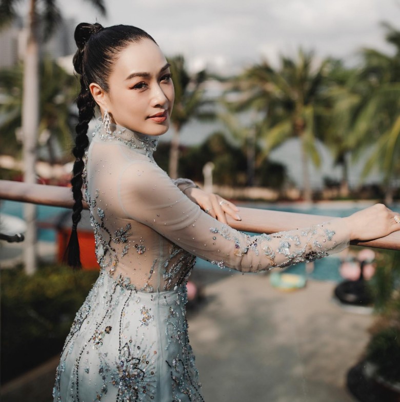 Nữ diễn viên gốc Việt U60 đứng cạnh chồng kém 12 tuổi vẫn xứng đôi nhờ chăm uống cốc nước giảm béo, chống già - 1