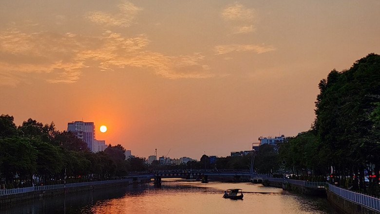 Sài Gòn đang mùa hoàng hôn đẹp, lưu ngay loạt địa điểm ngắm mặt trời lặn &#34;bao chill&#34; - 1