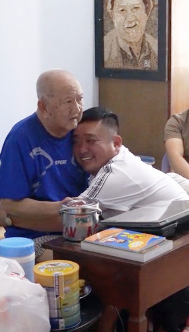 "Thằng Cò" Phùng Ngọc xúc động ôm chặt bác Ba Phi sau 30 năm, khán giả nhắc ngay: "Thế còn Hùng Thuận?" - 3
