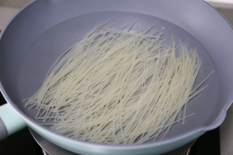 Cách làm mì thịt băm mềm ngon, dễ ăn cho bữa sáng - 2