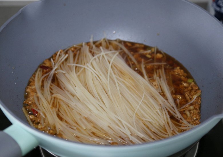 Cách làm mì thịt băm mềm ngon, dễ ăn cho bữa sáng - 7