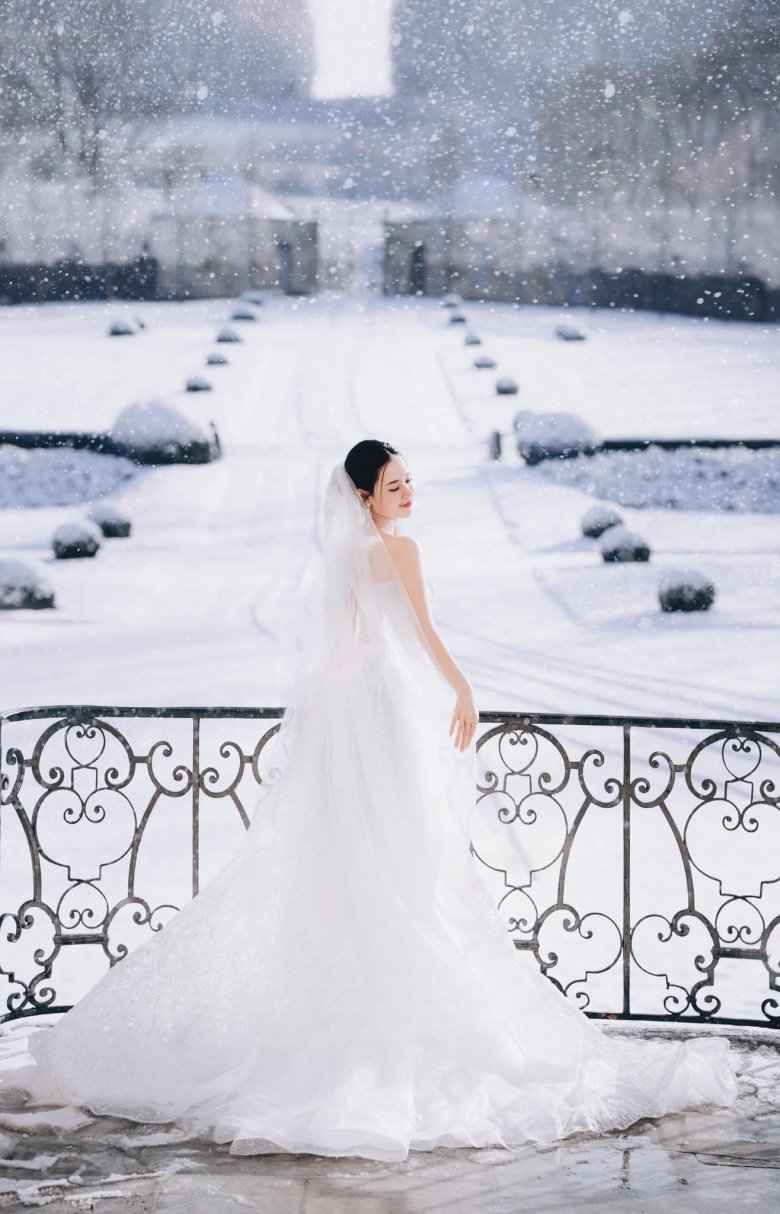 Ý nghĩa đặc biệt của chiếc váy cưới trắng tinh khôi mà cô dâu Midu diện cạnh chồng giấu mặt - 2