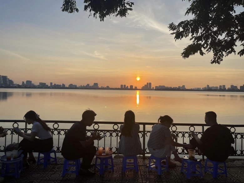 4 địa điểm ngắm hoàng hôn &#34;view triệu đô&#34; ở Hà Nội thu hút giới trẻ dịp nghỉ lễ - 1