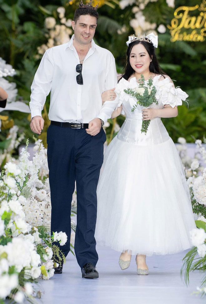 Người đẹp U40 bị đồn ly hôn chồng Tây rồi đi làm &#34;sugar baby&#34;: Chiều cao có hạn, gợi cảm có thừa - 2