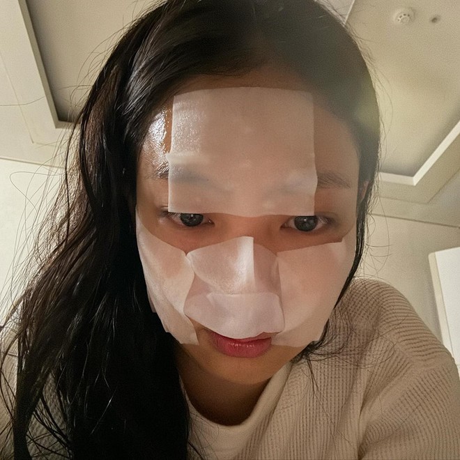 Đắp lotion mask và massage bằng đá lạnh, công thức giữ làn da tươi trẻ mỗi ngày của Jennie - 1