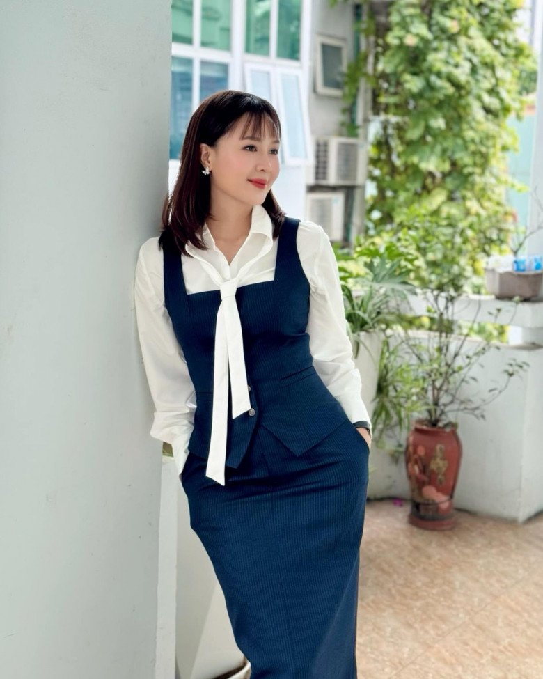 Đi làm lại sau lễ, học Hồng Diễm phối áo sơ mi trắng, ghi điểm trẻ xinh không cứng nhắc - 6