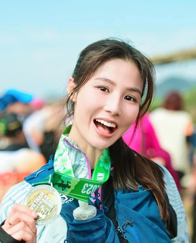 Vì sao hội mỹ nhân tham gia giải chạy gây tranh cãi? Người tự tin khoe mặt mộc, người tô đậm phấn son - 7