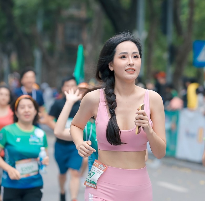 Vì sao hội mỹ nhân tham gia giải chạy gây tranh cãi? Người tự tin khoe mặt mộc, người tô đậm phấn son - 6