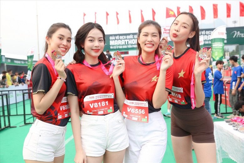 Vì sao hội mỹ nhân tham gia giải chạy gây tranh cãi? Người tự tin khoe mặt mộc, người tô đậm phấn son - 4