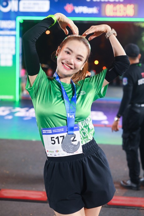 Vì sao hội mỹ nhân tham gia giải chạy gây tranh cãi? Người tự tin khoe mặt mộc, người tô đậm phấn son - 3