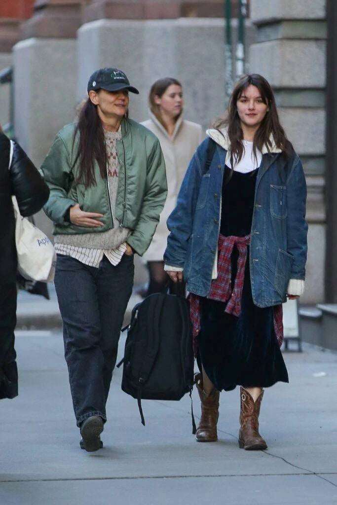 Suri Cruise vừa tròn 18 tuổi đã thay đổi cách ăn mặc, tự tin diện quần ngắn cũn ra phố - 12
