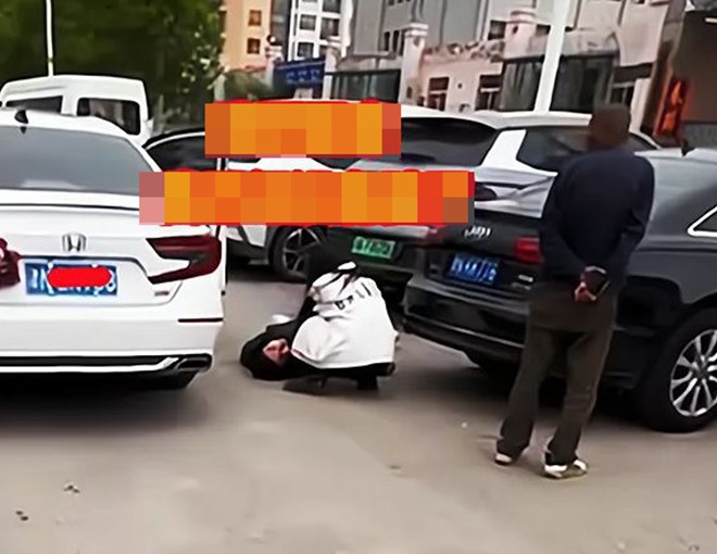 Chồng quỳ xuống cầu xin vợ ly hôn ngay giữa đường, biết lý do người dì đứng bên bật cười - 1
