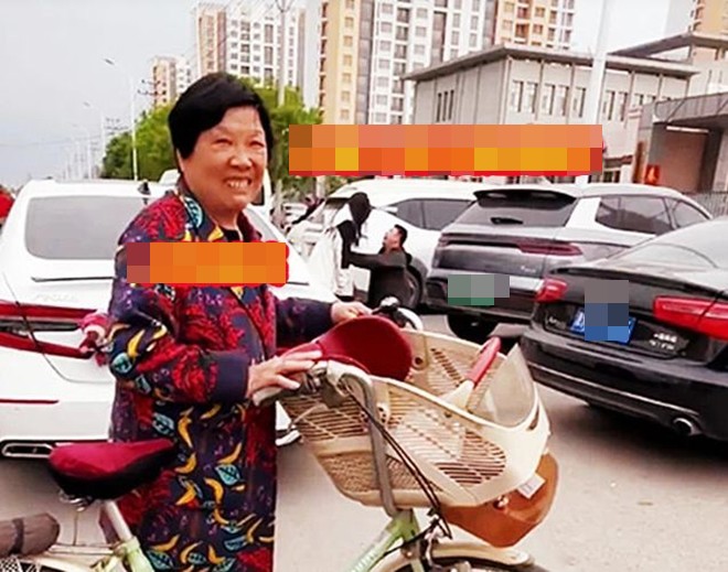 Chồng quỳ xuống cầu xin vợ ly hôn ngay giữa đường, biết lý do người dì đứng bên bật cười - 2